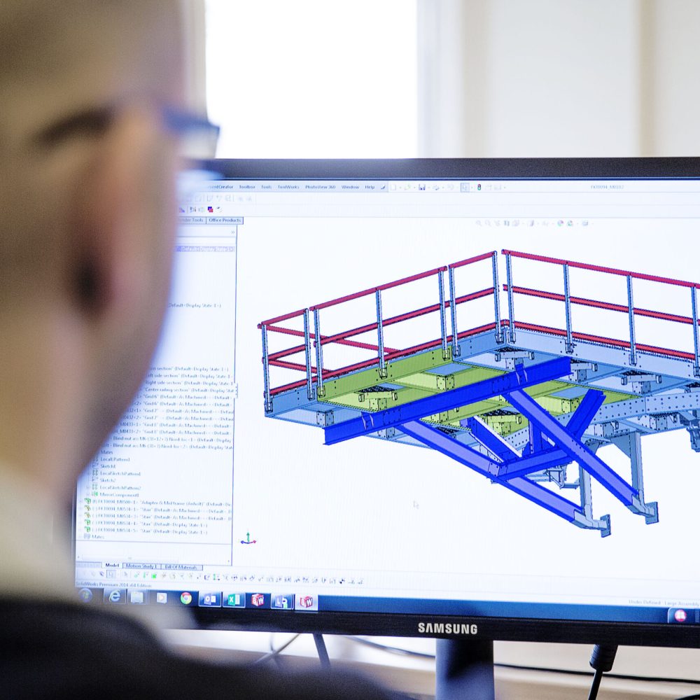 Mekanisk ingeniør arbejder i CAD med at designe en Transition Piece Frame